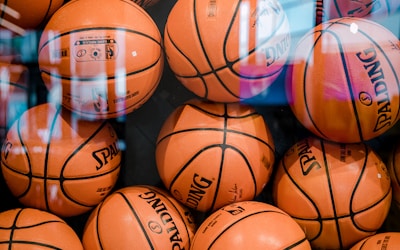 8868体育球迷社区内球迷热烈讨论赛事战况的虚拟场景